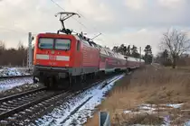 BR 112 (112 105) schiebt den RE 18316 nach Stralsund. Aufgenommen am 05.02.2015, Große Kurve bei Großbeeren.
