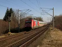 BR 101 100-6 mit Werbung am InterCity in Richtung Frankfurt. Aufnahme entstand am 13.02.2015 in Hopfgarten bei Weimar.