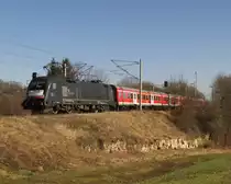 Die ES 64 U2 - 028 MRCE Dispolok fährt für DB Regio die Regionalbahn zwischen Eisenach und Halle. Hier aufgenommen in Hopfgarten nahe Weimar am 13.02.2015