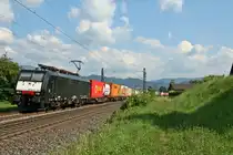ES 64 F4-096 mit einem leider unbekannt begliebenen KLV-Zug auf dem Weg in Richtung Norden am Nachmittag des 01.08.14 n�rdlich von Kolmarsreute.