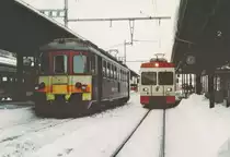 SBB/CMN: Regionalzüge in La Chaux-de-Fonds auf normaler und schmaler Spur im Februar 2002. SBB RBe 4/4 1401 nach SONCEBOZ-SOMBEVAL und CMN  BDe 4/4 7 nach LES PONTS-DE-MARTEL. Die Markierung auf der Stirnwand des RBe erinntert an die früheren Einsätze auf der Seetalbahn.
Foto: Walter Ruetsch  