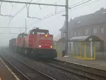 Seit kurzem fährt DB Schenker täglich ein oder mehrere Schrottzüge von den Niederlanden nach Belgien. Dazu kommen immer ein oder zwei niederländischen Lokomotiven der Baureihe 6400/6500 zum Einsatz. Am nebligen Morgen des 18. Februar durchfahren die 6506 und eine Schwesterlok als Zug 48553 (Sittard - Genk-Hafen) den Bahnhof Bilzen.