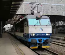 18.2.2015 9:32 ZSSK 350 005-5 mit dem EC 277 nach Budapest Keleti pályaudvar im Startbahnhof Praha hl.n..
