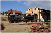 202.002 zieht die 440.008 aus dem Lokdepot Asmara, (09.12.2014)