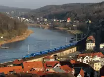 Die 293 026 mit einem Düngemittelzug am 16.02.2015 unterwegs bei Königstein.