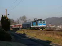 Die 371 001 mit einem Nachtzug am 16.02.2015 unterwegs bei Krippen.