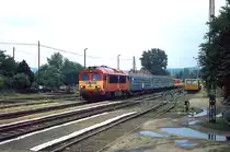 Mit einem Personenzug von Veszprem nach Györ und einer angehängten Bzmot-Garnitur fährt M41 2204 am 09.06.2011 in Veszpremvarsany ein