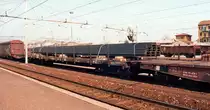 DB Rungenwagen Rs in Mailand, März 1995 - interessant ist hier die Ladung mit Überhang 