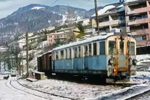 MOB/VBW: BDe 4/4 26 (1926) in Fontanivent abgestellt im März 1993. Im Hintergrund erkennbar ist der Be 4/4 1004 (ex WB/VBW/RBS) auf dem Trassee der ehemaligen Trambahn Clarens-Chailly-Blonay. Der Be 4/4 1004 wurde 1988 vom RBS übernommen. Eingesetzt wurde er ab Château d'Oex im Regionalverkehr sowie für Rangierfahrten. Nach einem kurzen Einsatz bei der CEV als Reservefahrzeug wurde er 1996 abgebrochen.
Foto: Walter Ruetsch 