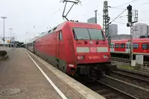 Bild 030:
Am 18.02.2015 wurde der IC 2216 Stuttgart-Strahlsund von 101 032-1 geschoben! Hier zu sehen ist die Lok beim Halt in Dortmund Hbf