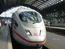 Ein ICE3 in K�ln Hbf. Er kam vom Betriebsbahnhof  Hansaring . Hier sieht man erst wie dreckig der Zug durch die Fliegen ist.