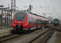442 356-2 als RB 12(RB 13261)von Rostock Hbf nach Ribnitz-Damgarten West bei der Ausfahrt im Rostocker Hbf.im Hintergrund fuhr der Leerpark IC 2238(Leipzig-Rostock)in die Abstellung.