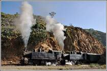 Malletloks 442.55 und442.59 bei einem Anfahrversuch in der Steigung oberhalb von Arbaroba. (10.12.2014)