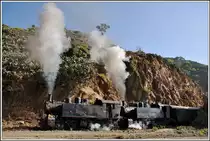 Malletloks 442.55 und442.59 bei einem Anfahrversuch in der Steigung oberhalb von Arbaroba. (10.12.2014)