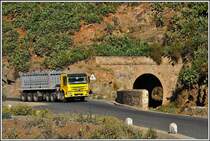 Die Chinesen bauen neuerdings Bodenschätze ab in der Gegend von Biscia. Das liegt 10 Fahrstunden oder ca 350km von der Küste entfernt. Bis Biscia gabs früher die Bahnlinie von Asmara. Pläne bestanden die Transporte auf die Bahn zu holen. Die Chinesen waren aber schneller und führen die Transporte der Erzcontainer mit 300 solcher neuer, sechsachsiger Lastwagen aus und das teilweise parallel zur Bahnstrecke, wie hier zwischen Shegerini und Arbaroba. Dass die Strassen unter dem Gewicht dieser Lastwagenflut leiden, liegt auf der Hand. (10.12.2014)