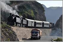 Die Lastwagenkonkurrenz hat der Bahn zwischen Massawa und Asmara längst die Transporte abgenommen. Während beim GmP wieder mal eine Lok den Geist aufgegeben hat, kriecht ein IVECO Truck dan Berg hoch Richtung Hauptstadt. (10.12.2014)