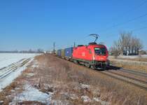 1116 021 mit einem Containerzug am 20.02.2015 bei Plattling. 