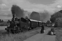 -DER WANDERMÖNCH- Kunst und Fotografie verbinden... Nachdem ich entschied, dass ich meine Bilder nicht nur auf Zugmotiv und Landschaft beschränken wollte, verließ ich Bahnbilder und melde ich mich mit etwas Neuem zurück. Auf meiner Website www.fo-toni.de widme ich meine fotografischen Arbeiten nun der Zeitsprung-Fotografie. Eine Eisenbahn-Fotografie, die daraus besteht, zeitneutrale Fotopunkte mit alten Dekoartikeln aus zu statten und so die Zeit  zurück zu drehen . Für mich interessanter als das 10000.0000ste BR 189er-EKol-Bild.

Das Projekt befindet sich am Anfang, ich kooperiere gerne mit anderen Fotografen, vermiete meine Kisten, Fässer etc. im Raum Würzburg / Schweinfurt / Fulda.

Mehr dazu auf der Website selbst.
Auf dem Bild: Meine Wenigkeit als Wandermönch auf der Streutalbahn / Unterfranken