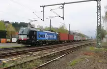 193 853 (X4 E-853) mit Containerzug in Fahrtrichtung Süden. Aufgenommen am 10.04.2014 am BÜ Eltmannshausen/Oberhone.