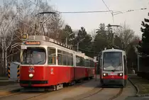 Planmäßig verkehren auf der Linie 58 nur Niederflurwagen der Reihe ULF - A1,bei Fahrzeugengpässen gelangen auch Garnituren der Reihe E2 + c5 zum Einsatz.
Am 19.02.2015 mußten E2 + c5 4039 + 1439 aushelfen, die hier in der Endstelle Unter St. Veit/ Hummelgasse abgelichtet werden konnten.