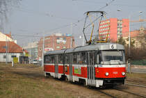 Der nicht modernisierte K2 1123 ist als Verstärkerzug der Linie 6 in der Videnska ulica bei der Haltestelle Celni in Richtung Bohunice Smermova unterwegs.(20.02.2015)