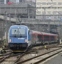 18.2.2015 11:31 ČD/ÖBB 1216 247 schiebt nach Fahrtende den Railjet aus Wien Hbf aus Praha hl.n..