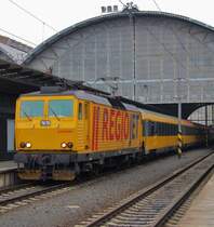 18.2.2015 11:48 113 der RegioJet Privatbahn mit RegioJet (im Fahrplan als IC deklariert) nach Havířov bei der Ausfahrt aus Praha hl.n..