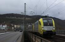 Langsam aber sicher verschwinden die Dispolackierungen von Deutschen Gleisen. Doch bevor es endgültig zu Spät ist, hab ich mich in Bingen auf einer Brücke platziert um 182 596, welcher mit seiner IBS Aufschrift durchs Land düst, mit seinem IC119 nach Innsbruck aufzunehmen. 
Angefertigt wurde das Bild am 21.02.15.