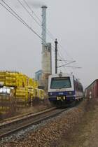 Ein typischer Schnellbahnzug, hier mit dem Steuerwagen voraus, auf der Fahrt nach Hollabrunn, wie unschwer an der Zugzielanzeige zu erkennen ist.
Entstanden ist die Aufnahme in Stockerau, kurz nachdem der Zug die Bundesstraße 3 gekreuzt hat. Fotostandpunkt war eine schmale asphaltierte Straße, die auch als Radweg R83 beschildert ist und direkt neben den Gleisen verläuft. (22.02.2015)