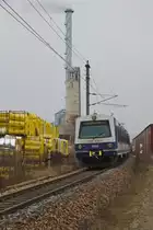 Ein typischer Schnellbahnzug, hier mit dem Steuerwagen voraus, auf der Fahrt nach Hollabrunn, wie unschwer an der Zugzielanzeige zu erkennen ist.
Entstanden ist die Aufnahme in Stockerau, kurz nachdem der Zug die Bundesstraße 3 gekreuzt hat. Fotostandpunkt war eine schmale asphaltierte Straße, die auch als Radweg R83 beschildert ist und direkt neben den Gleisen verläuft. (22.02.2015)
