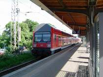 Dosto-Steuerwagen der Gattung DABgbuzf 760 am Ende einer Regionalbahn (Stralsund - Bergen auf R�gen) bei der Ausfahrt aus dem Stralsunder Hbf am 12.06.03.