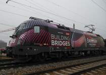 Frei nach Armin Assinger: Damit hob' i net g'rechnet! Im Zuge eines Routinebesuches beim Kraftwerk Wien Simmering begegnete ich völlig unerwartet einem mir unbekannten Fahrzeug, das noch nicht einmal im Lokfinder anzutreffen ist, und seine Existenz einzig und allein einem gewissen Tom Neuwirth zu verdanken hat (22.2.2015). 
P.S.: Die offizielle Loktaufe findet am 23.2.2015 um 10 Uhr auf dem Wiener Hauptbahnhof statt.