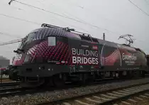 Frei nach Armin Assinger: Damit hob' i net g'rechnet! Im Zuge eines Routinebesuches beim Kraftwerk Wien Simmering begegnete ich völlig unerwartet einem mir unbekannten Fahrzeug, das noch nicht einmal im Lokfinder anzutreffen ist, und seine Existenz einzig und allein einem gewissen Tom Neuwirth zu verdanken hat (22.2.2015). 
P.S.: Die offizielle Loktaufe findet am 23.2.2015 um 10 Uhr auf dem Wiener Hauptbahnhof statt.