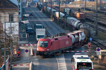 1116 101  Wir sind Kaiser  überquert mit einem Güterzug den Handelskai in Wien. Die Aufnahme entstand am Nachmittag des 17.02.2015.