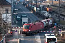 1116 101  Wir sind Kaiser  überquert mit einem Güterzug den Handelskai in Wien. Die Aufnahme entstand am Nachmittag des 17.02.2015.