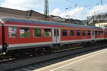 Hier steht auf Gleis 1 in der RB nach Ulm HBF der ex.Münchener 50 80 31-34 172-2 ABnrz 418.4. Der Wagen fährt seit März 2014 in Stuttgart und trug bis Juli 2014 die Münchener Beheimatungsschrift und im Inneren des Wagens die Streckenkarte von Bayern.(Geislingen,August 2014)
