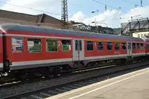 Hier steht auf Gleis 1 in der RB nach Ulm HBF der ex.Münchener 50 80 31-34 172-2 ABnrz 418.4. Der Wagen fährt seit März 2014 in Stuttgart und trug bis Juli 2014 die Münchener Beheimatungsschrift und im Inneren des Wagens die Streckenkarte von Bayern.(Geislingen,August 2014)