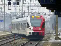 tpf - Triebzug RABe 527 196-5 bei der einfahrt im Bahnhof von Neuchâtel am 14.02.2015
