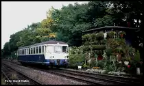 Das Blumen reichste Stellwerk der Republik stand einst in Zweckel im Streckenabschnitt Dorsten - Gladbeck. Der Stellwerker war seinerzeit für seinen Blumengarten rund um das Stellwerk schon zu einer Berühmtheit in Eisenbahner Kreisen geworden. Am 6.10.1989 nutzte ich die Vorbeifahrt des 515554 aus Dorsten um 10.32 Uhr für ein Belegfoto!