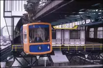 Wuppertaler Schwebebahn! Wagen 9 Linie 6 verläßt am Endpunkt der Bahn die Wendeschleife in Wuppertal - Oberbarmen, um am 7.12.1989 wieder in Richtung Elberfeld und Vohwinkel zu starten.