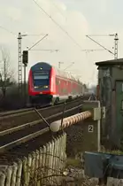 Schrankenbaum an einem Feldwegübergang bei Kaarst.
Im Hintergrund kommt ein RE7 nach Krefeld Hbf heran gefahren.
Sonntag 22.2.2015
