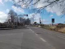 Rasende Roland und die Normalspurstrecke überqueren in Lauterbach/Rügen gemeinsam diesen Bahnübergang.Aufgenommen am 22.Februar 2015.