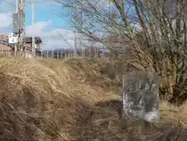 Dieser Kilometerstein befindet sich in Teschenhagen während am Fahrleitungsmast die Kilometertafel hängt.Aufgenommen am 22.Februar 2015.