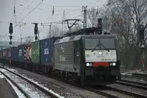 Am 06.02.2015 fährt diese MRCE Dispolok (E 189-211 (ES 64 F4-211)) mit einem Güterzug durch den Bahnhof Saarmund.
