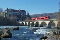 TURBO: RABe 526 als S 33 im TURBOKLEID und mit VOLLWERBUNG auf der Rheinfallbrücke am 20. Februar 2015.
Foto: Walter Ruetsch 