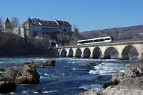 TURBO: RABe 526 als S 33 im TURBOKLEID und mit VOLLWERBUNG auf der Rheinfallbrücke am 20. Februar 2015.
Foto: Walter Ruetsch 