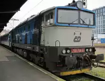 18.2.2015 12:18 ČD 750 708-0 mit einem Schnellzug (R) nach Rakovník im Startbahnhof Praha Masarykovo nádraží.