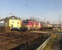 Kesselzug mit 37027 in lila am Bahnübergang DD-Stetsch am 19.02.2015