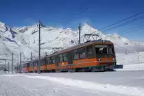 Der Bhe 4/8 3054 ist der letzte seiner Art, welcher noch im alten Anstrich verkehrt. Auf dem Bild erreicht er zusammen mit dem Bhe 4/6 3084 Rotenboden (08.02.2015).