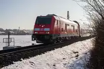 Der Nachmittag des 13.02.15 (Freitag der 13.) gestaltete sich sehr sonnig, nur die Züge kamen aus der falschen Richtung...
So wurde 245 013-8 mit ihrem Dosto-Zug nach Mühldorf in Markt Schwaben abgelichtet.
Hinter ihr befindet sich der erste Oberleitungsmast der elektrifizierten KBS 940 nach München.